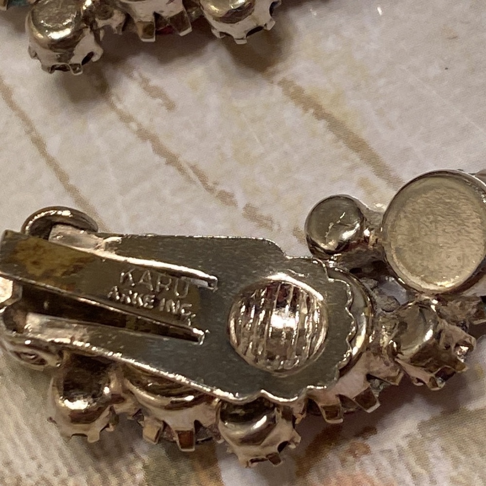 Vintage Karu Arke, Inc glittering rhinestone brooch & clip earrings - Picture 9 of 13